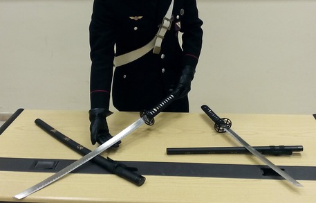 Due spade giapponesi in valigia, denunciato dai CC a Napoli