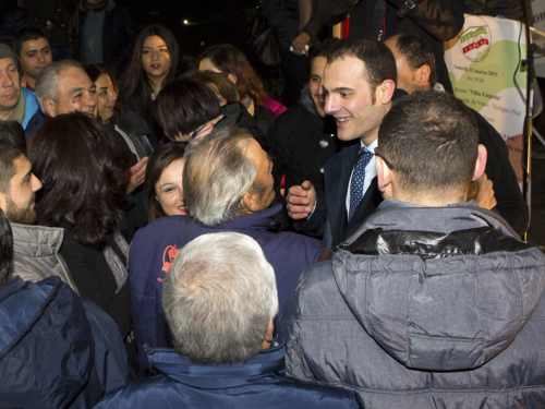 Serafino Ambrosio saluta i suoi sostenitori