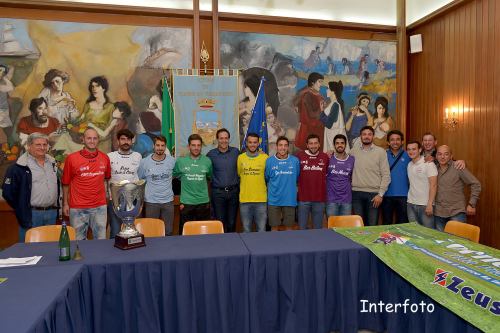 Consegna maglie Primo Torneo dei Rioni Città Piano di Sorrento (1)