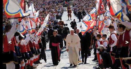 Papa Francesco tra le bandiere dei cavensi_n (1)