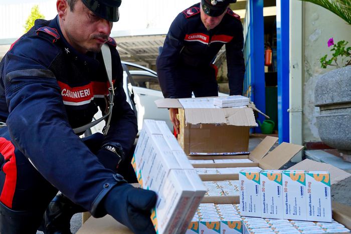 ercano armi a casa figlia boss, maxi-sequestro di viagra