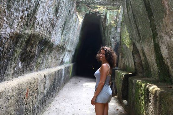 Roberta Gambarini davanti l'Antro della Sibilla