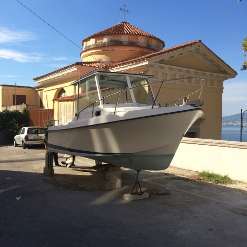 2015-10-01 foto 2 piazzale Reggia occupato da imbarcazione