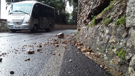 Maltempo: sassi su strada a Capri