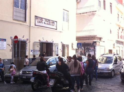 mamme vanno a prendere i bambini a scuola a piazza   nazionale senza casco