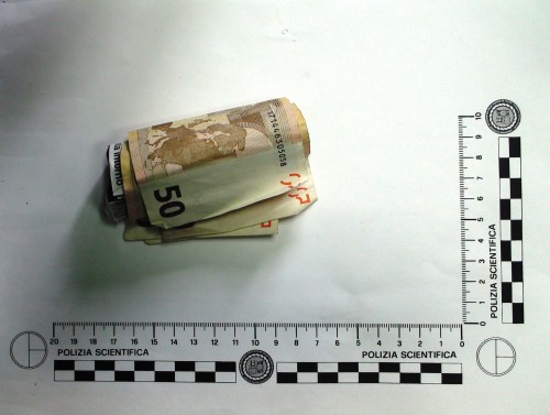 REPERTO Banconote arrotolate