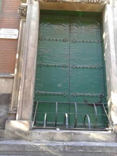 chiesa di via costantinopoli con dissuasori