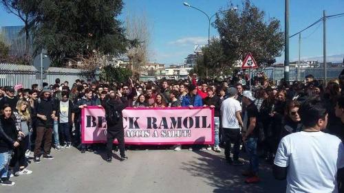 corteo contro raffineria