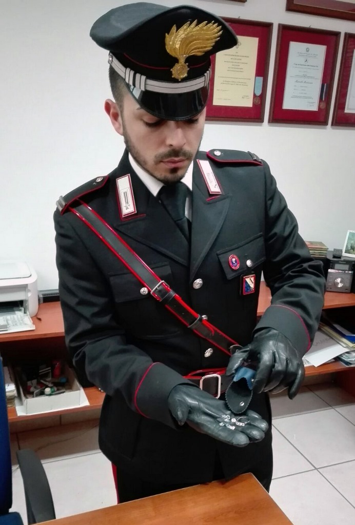 anello e brillanti (finti) carabinieri