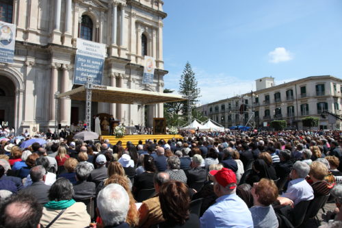 Piazza Bartolo Longo gremita di fedeli