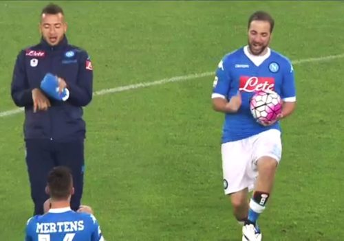 higuain festeggia balla con il pallone