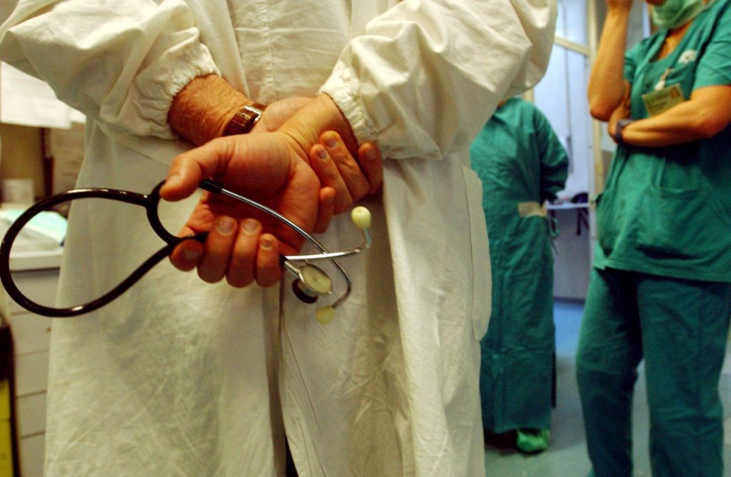 ATT. PEREGO E CATTANEO - OSPEDALE NIGUARDA REPARTO DI CARDIOCHIRURGIA MEDICI PAZIENTI INFERMIERI RIANIMAZIONE SANITA' - Fotografo: FOTOGRAMMA DEL PUPPO