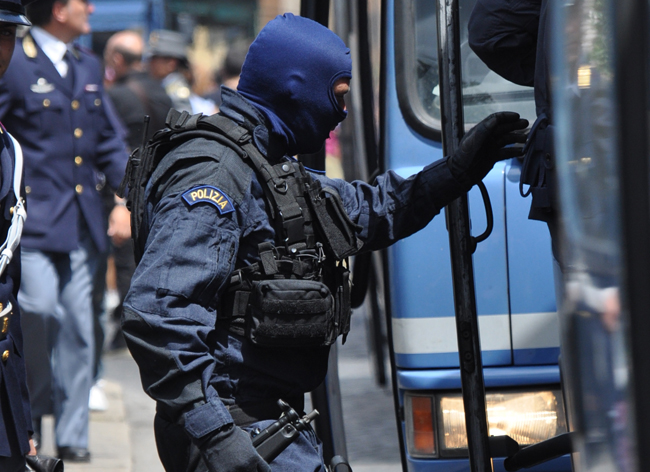 Polizia - operazione anticamorra