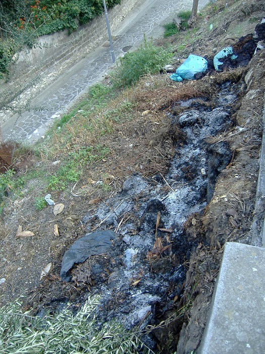 8 ottobre 2009_rifiuti nella scarpata di Via Capodimonte
