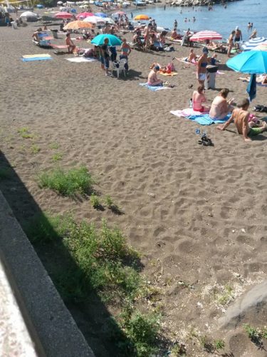 Cittadini sullo stesso arenile interdetto a Bagnoli