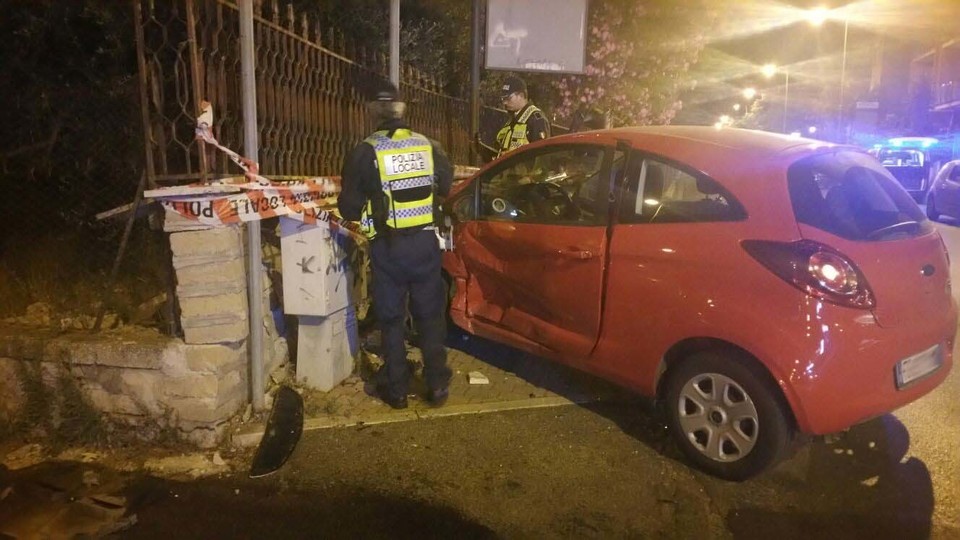 Luciano Sciurba - ciampino neo patentata provoca grave incidente e distrugge muro tre feriti