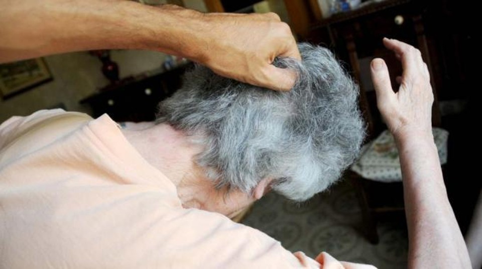 violenza madre anziana