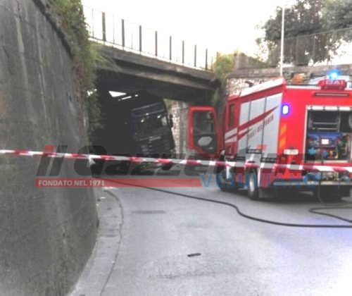 camion-incastrato-castellammare