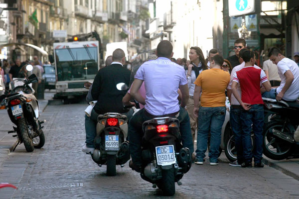 in-fuga-sul-ciclomotore-rubato