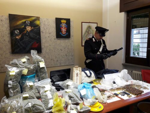 il-mitra-e-i-quasi-20-chili-di-droga-nella-cantina-di-ruopolo-2