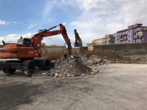bonifica campo container, pala meccanica,torre del greco