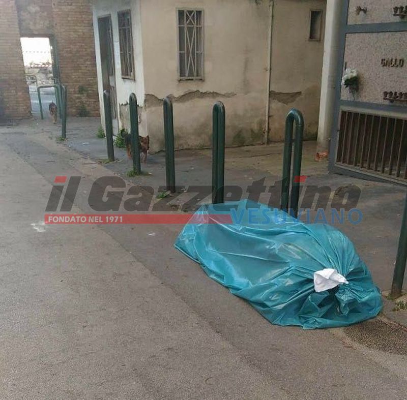 bara abbandonata cimitero napoli1
