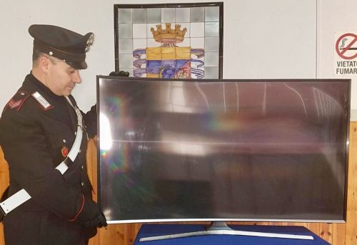 torre annunziata furto televisore
