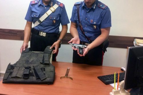 giubbotto antiproiettile e semiautomatica, pistola