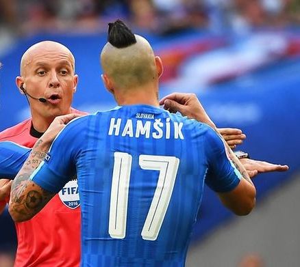 hamsik con Szymon Marciniak,