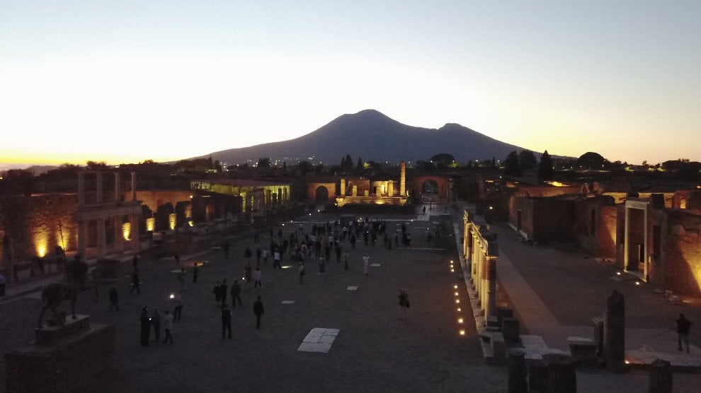 pompei di notte scavi