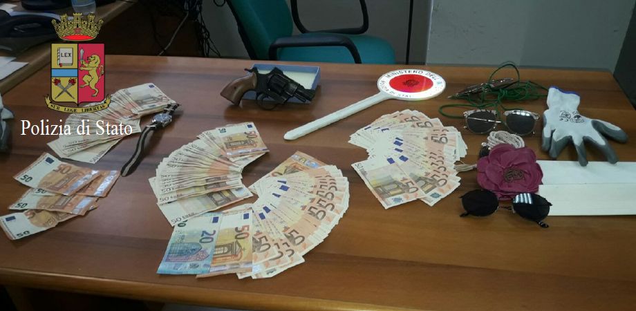 rapina soldi polizia