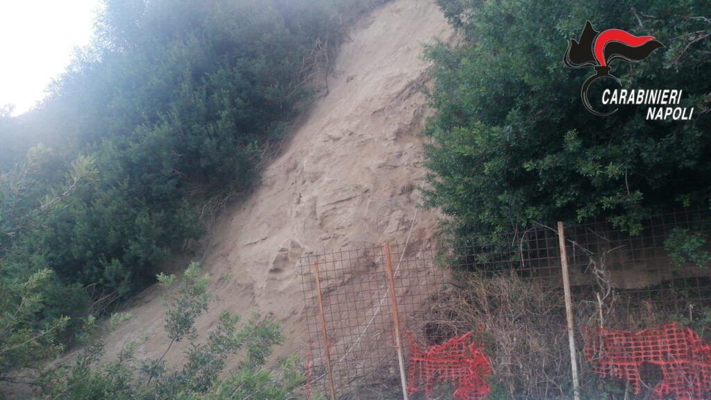 Ieri sera i carabinieri della compagnia di Pozzuoli sono intervenuti insieme alla polizia municipale e ai vigili del fuoco a via Provinciale Scalandrone, dove una frana ha invaso completamente la carreggiata. Alcuni pali dell’elettricità sono stati travolti e abbattuti. Gli scavatori in azione hanno escluso la presenza di vittime.
La viabilità al momento resta interrotta per ragioni di sicurezza.