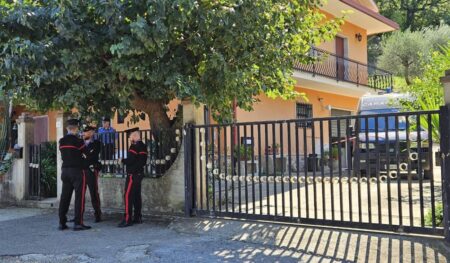 Femminicidio a Paupisi, 49enne uccisa dal marito a colpi di pietra: è caccia all’uomo