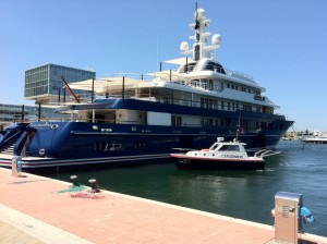 Foto motovedetta in operazione di controllo ad una nave da diporto