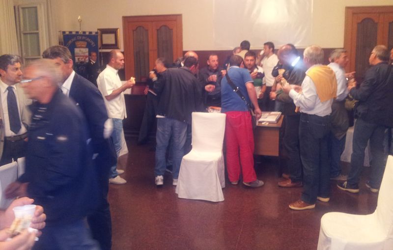 Gli ex operai Aticarta nell'aula consiliare.