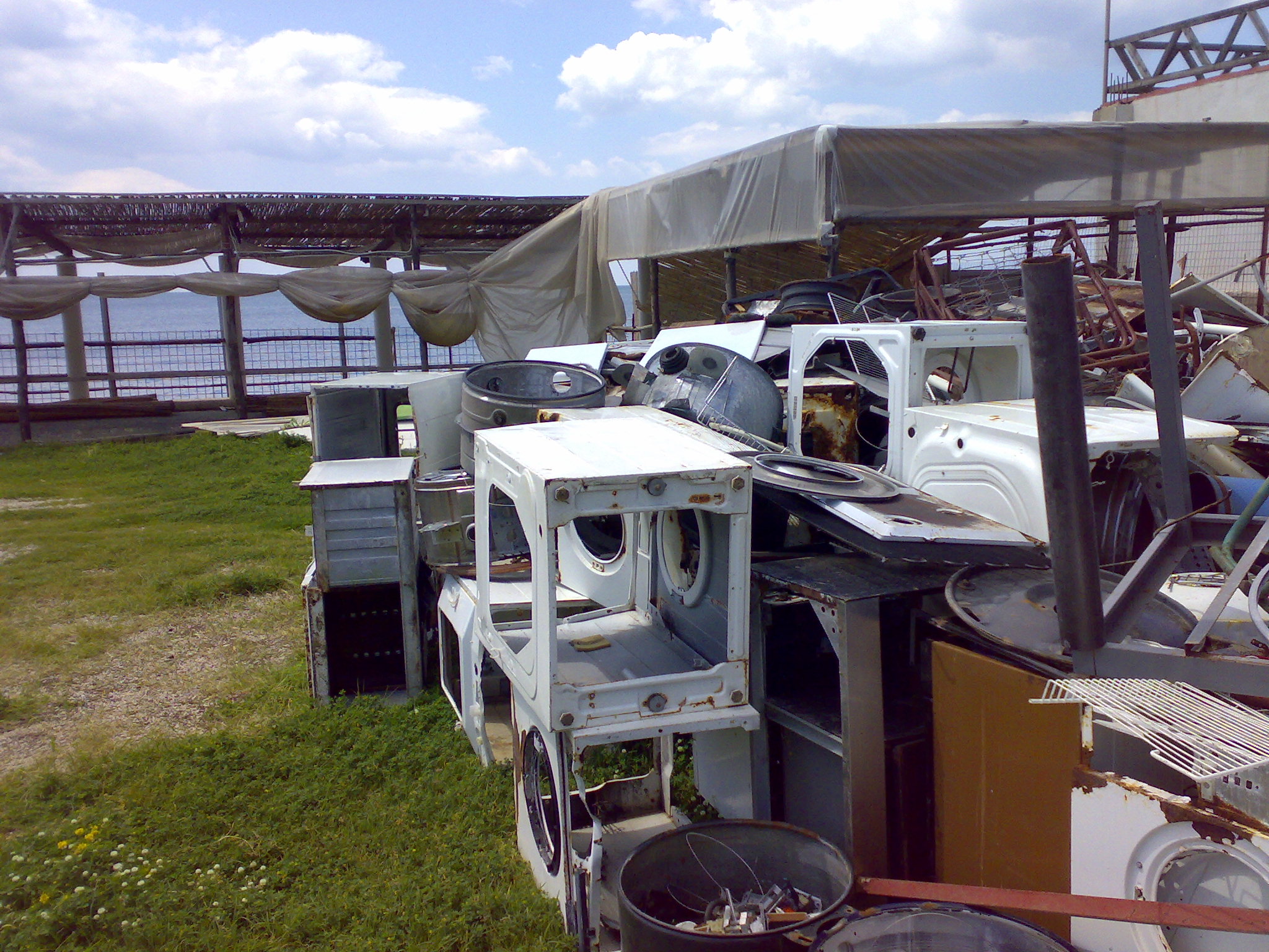 Stabilimento balneare adibito a discarica rifiuti pericolosi