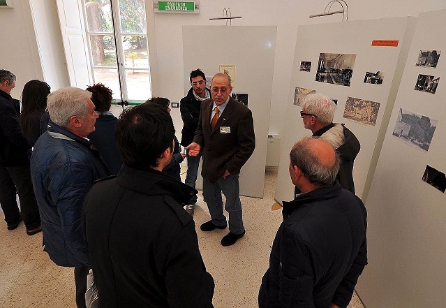 il dott. plaitano illustra la mostra