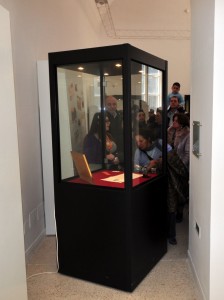 interesse su una delle vetrine