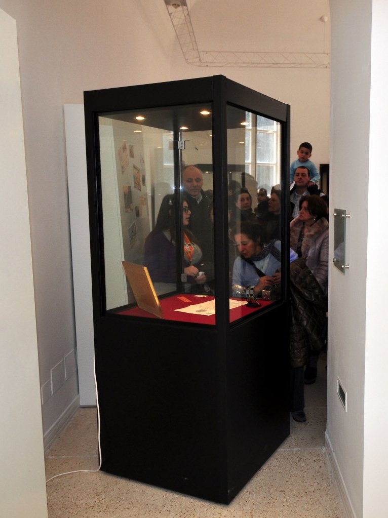 interesse su una delle vetrine