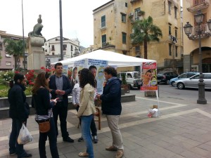 Attilio Massa con i giovani in piazza