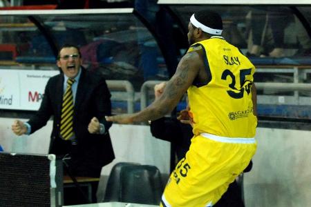 La grinta e la gioia di Ron Slay (pivot Givova Scafati) e Mario Corvo (g.m. Givova Scafati)