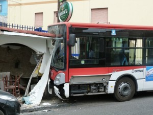 bus si schianta a Monte di Procida