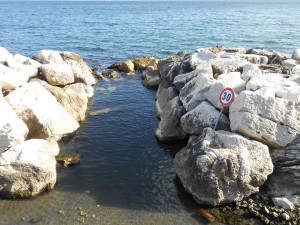 cartelli stradali sulla scogliera di via caracciolo