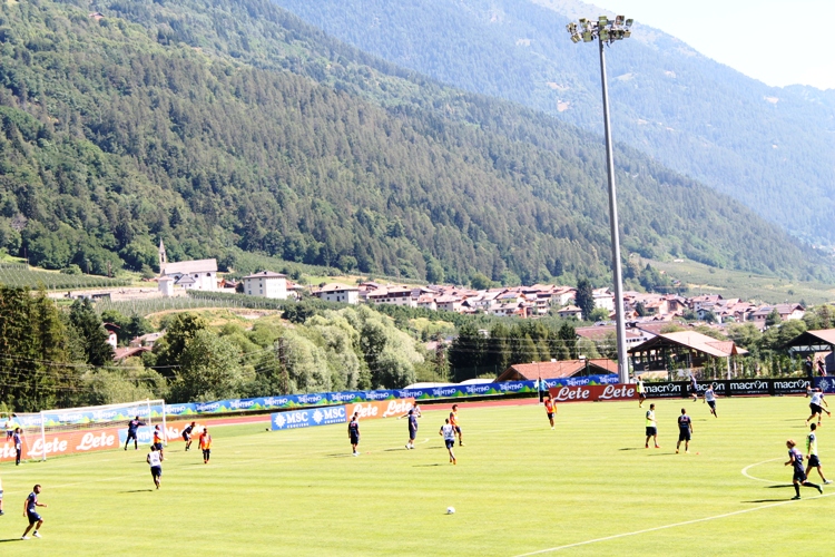 Allenamento bianchi contro arancioni Dimaro