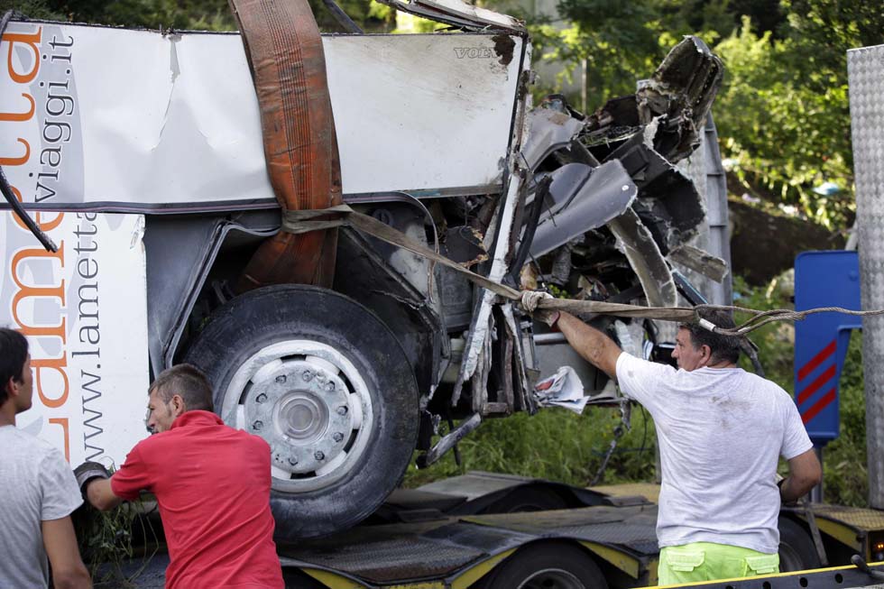 Orrore in autostrada , precipita autobus in una scarpata