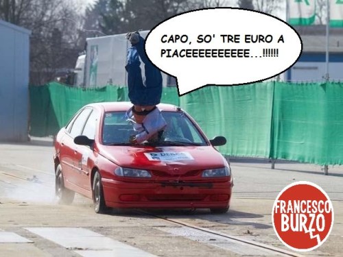 butta sotto un parcheggiatore abusivo