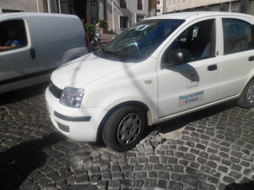 maccchina comunale presidia la mega buca di P.zza Matteotti.2