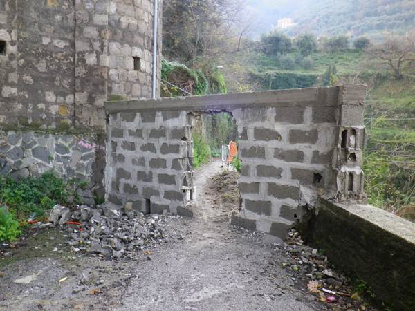 Castellammare, via Fratte il vergognoso muro comunale