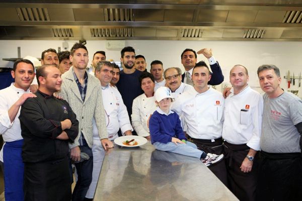 I due calciatori della SSCNapoli con lo staff di cucina