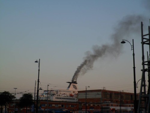 fumi-delle-navi-nel-porto di Napoli